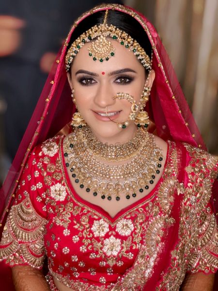 Bride in stunning gold jewellery. 