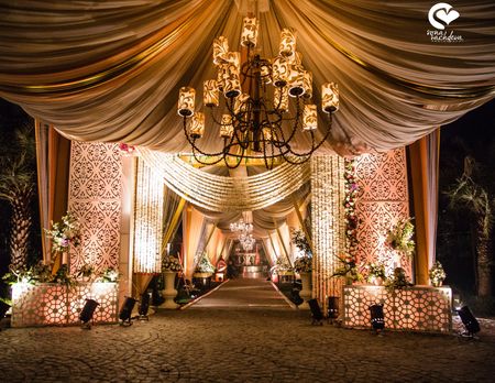 Simple and pretty entrance decor for weddings