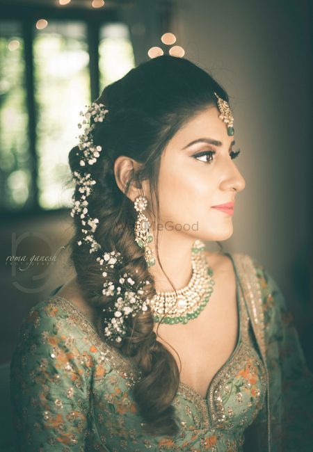 Photo of Pretty mehendi look with babys breath hairstyle