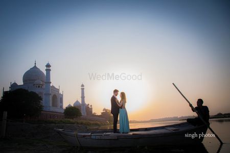 Boat pre wedding shoot at Taj Mahal 