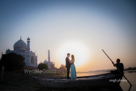 Boat pre wedding shoot at Taj Mahal 