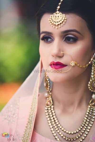Photo of Clean bridal makeup with highlighter and red lips