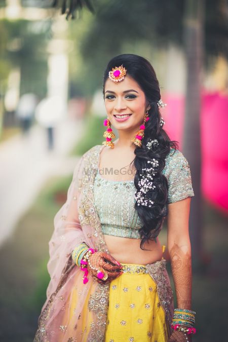 Photo of Simple mehendi look with gota jewellery and floral braid