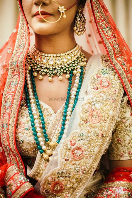 Bridal jewellery with layered pearl necklace 