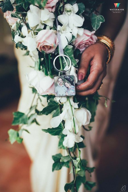 Touching idea parents photo in wedding bouquet