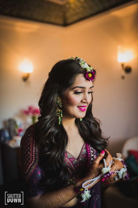 Open hairstyle on mehendi function with floral jewellery