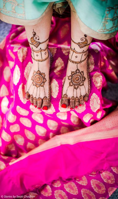 Minimal bridal feet mehendi design 
