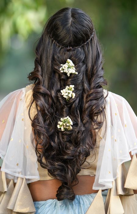 Open mehendi hairstyle with babys breath