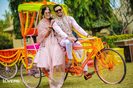 Mehendi bride and groom look on rickshaw 
