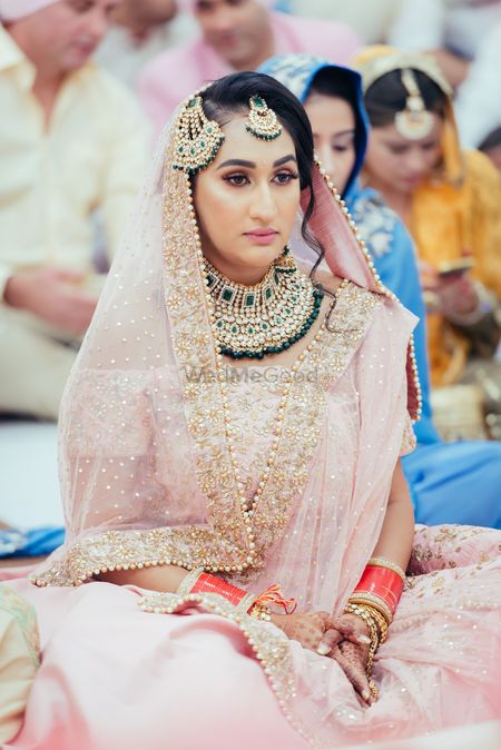 Contrasting jewellery with Sikh bridal look