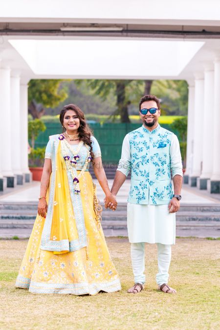 Mehendi bride and groom look in contrasting colours 