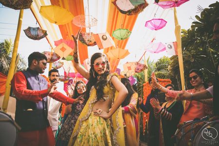 Mehendi decor idea with dancing bride 