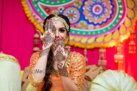 Bride flaunting mehendi