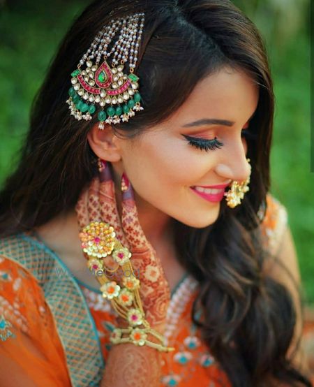 Bride flaunting her jhoomer and haathphool