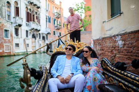 Venice pre wedding shoot gondola ride 