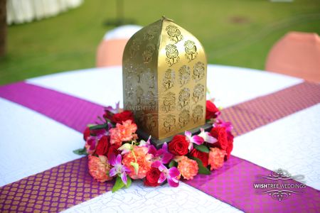 Moroccan lamp as table centerpiece for wedding