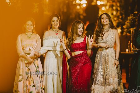 Red Wedding Photoshoot & Poses Photo bride with bridesmaids