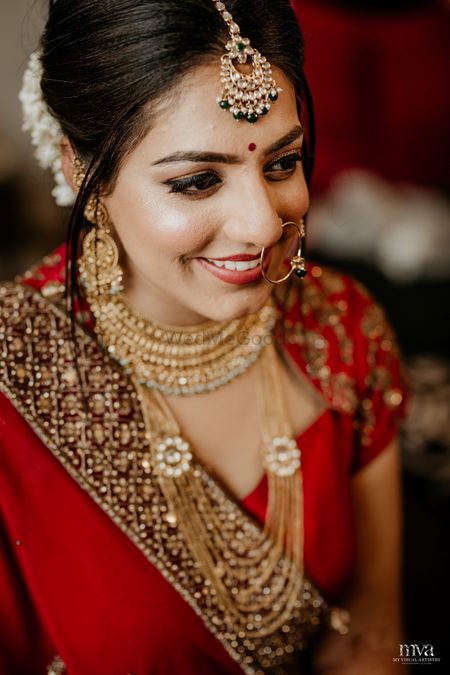 Simple bridal look in red lehenga and layered jewellery 
