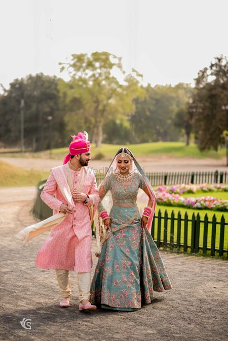 Offbeat bride and groom outfits for destination wedding 