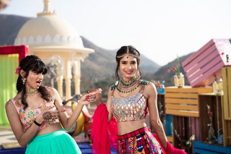 Cute bride and bridesmaid photo for fort wedding on mehendi 