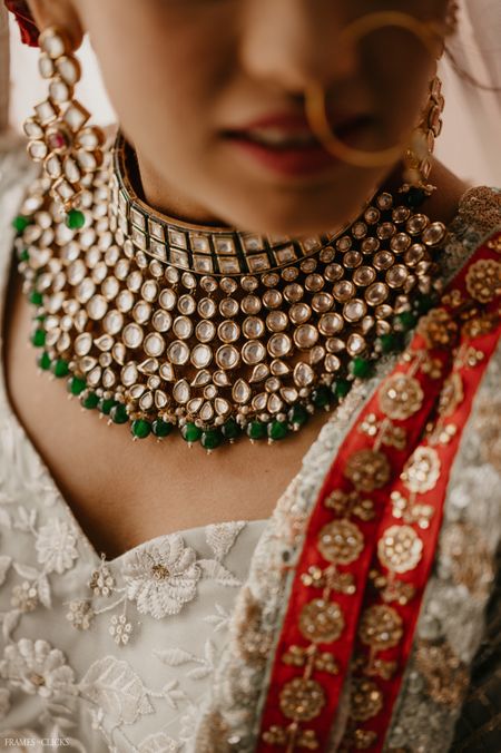 A bridal's gorgeous necklace perfectly captured! 