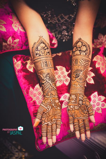 Traditional Mehndi designs can never go out of style!
