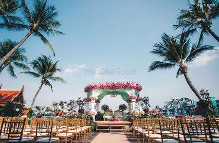 Photo of A wonderful mandap decor and table setting idea for a beachside wedding.
