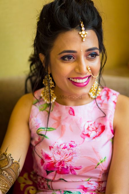 Photo of simple mehendi or engagement jewellery with nath