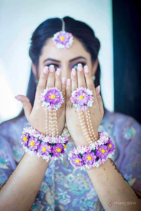 A bride flaunting her floral jewellery for her mehndi