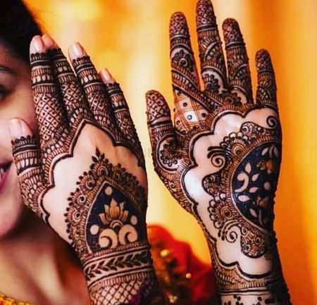 Traditional mehendi applied in a minimalist design is the best possible way to make the bride look prettier. 