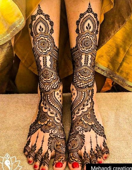 A minimalistic mehendi for feet with beautiful floral designs. 
