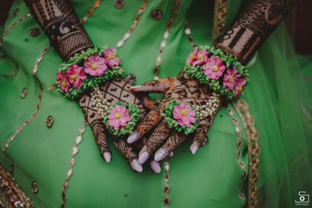 A bride flaunting her matching mehendi floral jewelry set