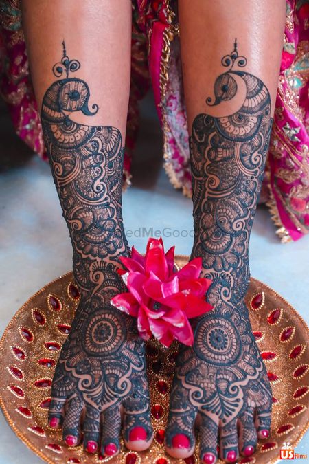A shot of a bride's feet mehendi design 