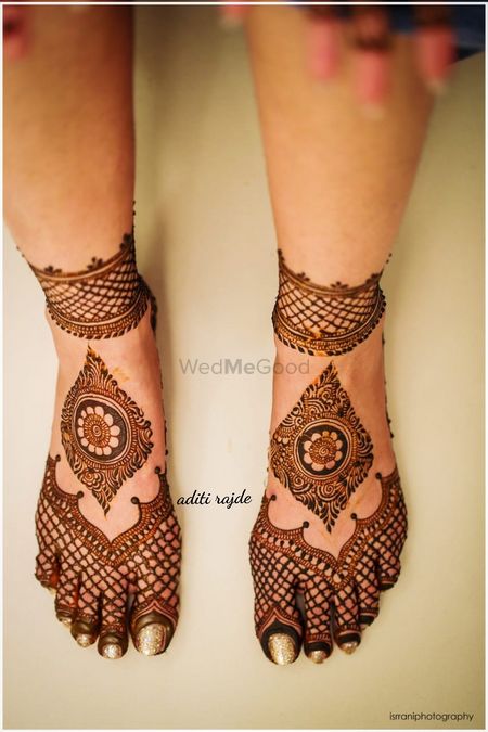 Minimalistic wonderful feet mehndi design. 