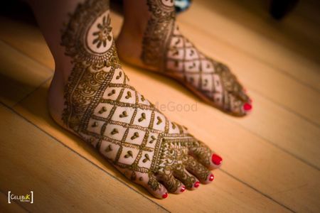 An intriguing bridal feet mehndi with minimal design. 