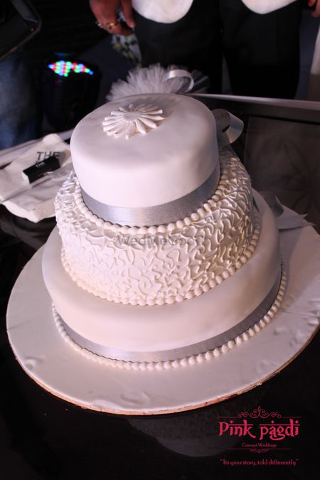 A modern and exquisite wedding cake. 