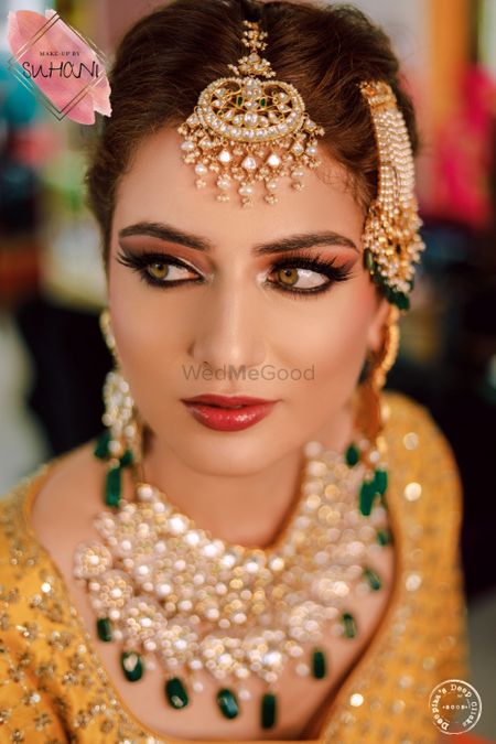 A stunning bride in a subtle makeup. 