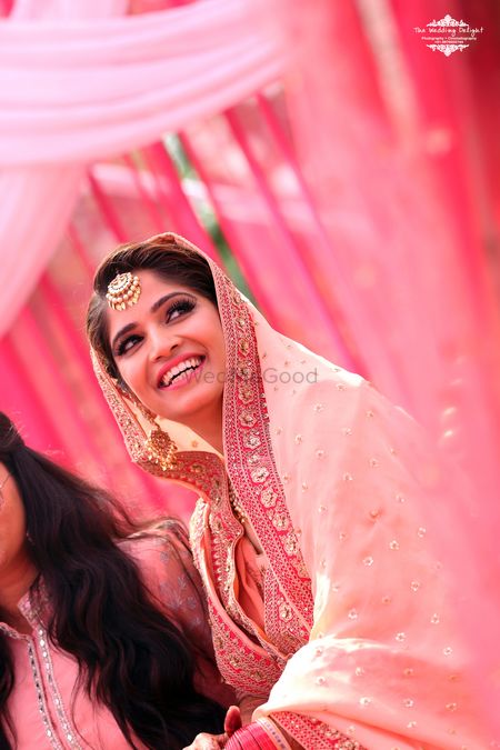 Photo of Patel Pink Dupatta Bride wearing Gold Maangtikka