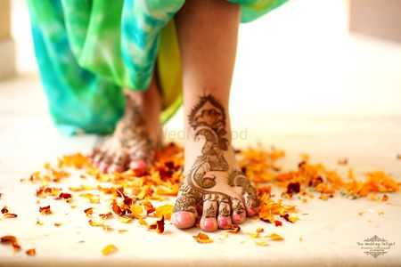 Bridal Feet Mehendi - Bel Design