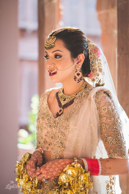A beautiful bride with minimal makeup and jewellery. 