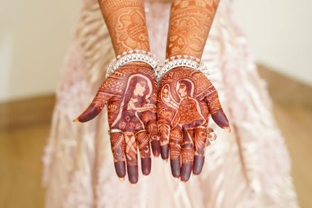 Mehndi design with a guy proposing to a girl. 