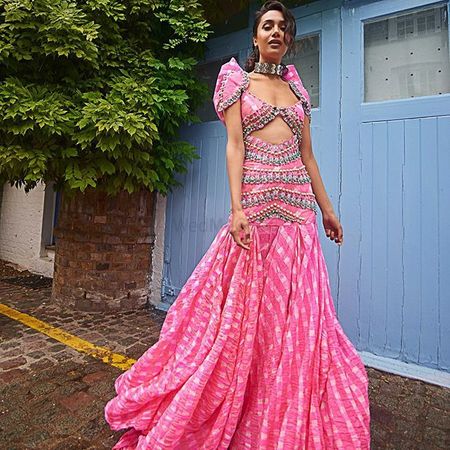 Modern Mehendi outfit idea for brides to be