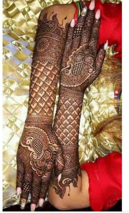 Dance Inspired Bridal Mehndi For Full Hands Image Credits- Henna by Divya  Here's another perfect mehndi design for your engagement and wedding party.  Opt for this unique bridal Gujarati mehndi design [