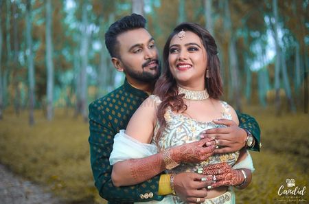 15 Stunning Mehndi Poses for Wedding Album