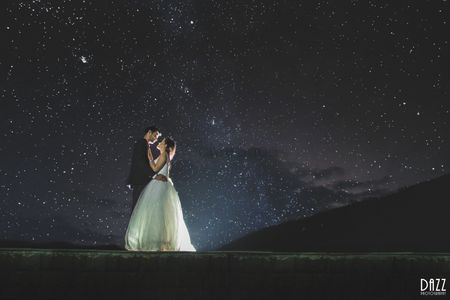 A dreamy pre-wedding shoot under a starry night sky! 