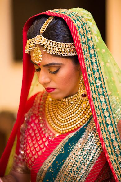 Indian bride wearing gold jewellery & mathapatti