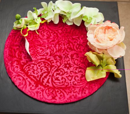 red plate tray