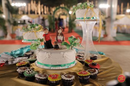 Single Tiered White Wedding Cake with Cupcake