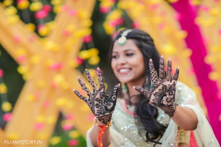 Group Of Indian Hindu Girls Women Posing With Colorful Heena Hena Mehndi On  Hands Wearing Bangles During Wedding Stock Photo - Download Image Now -  iStock