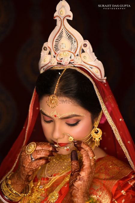 A beautiful Bengali bride wearing nath. 